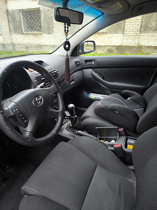 Toyota Avensis (7 foto / 10)