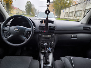 Toyota Avensis (9 foto / 10)