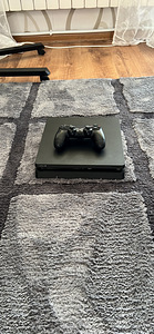Продам playstation 4 slim (1 фото из 2)