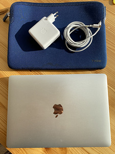 Hõbe Macbook Pro 2017 13'. Aku tsükleid vaid 390. (1 foto / 2)