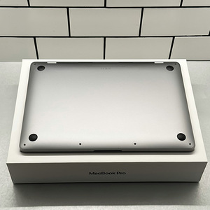 MacBook Pro (13” 2020) / M1 / 8GB / 512GB / SWE (3 foto / 3)