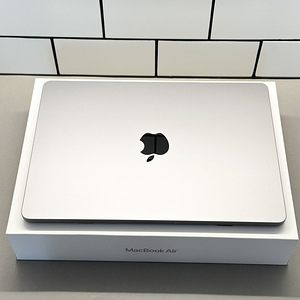 MacBook Air M2 (13” 2022) / 8GB / 256GB / INT (2 foto / 3)