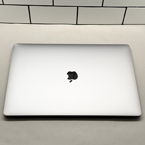 MacBook Pro (16” 2019) / 2.6 GHz Core i7 / 32GB / 512GB (2 foto / 4)