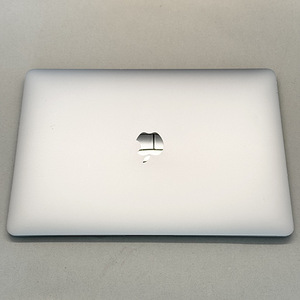 MacBook Air (13” 2018) / 1,6 GHz Core i5 / 8GB / 25 (2 foto / 3)