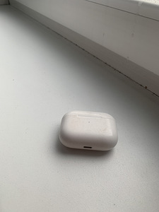 Airpods pro charging case (1 foto / 1)