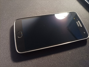 Продам рабочий телефон Motorola Moto G5 Plus 32GB | (2 фото из 9)