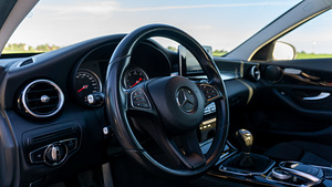 Mercedes-Benz C220 2015 (5 foto / 15)