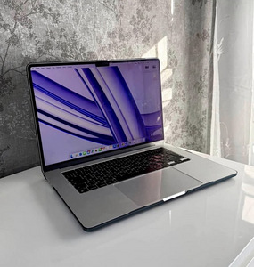 MacBook Air 15 (1 foto / 5)