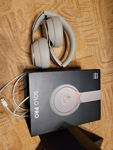 Beats Solo Pro серый (4 фото из 5)