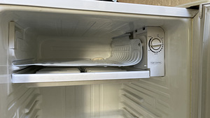 Külmik Samsung (113 liitrit) 83,5 cm (4 foto / 5)