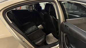 Volkswagen Passat 2.0 TDi (12 foto / 14)