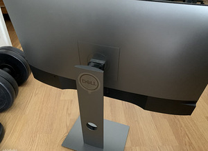 Dell U2721DE UltraSharp 27" Monitor - 2560x1440 IPS (2 foto / 4)