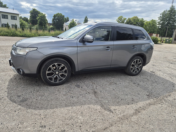 Mitsubishi outlander 2.3 110kw 7-kohta.