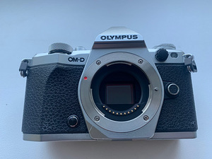 Фотоаппарат OLYMPUS E-M5 II (2 фото из 10)