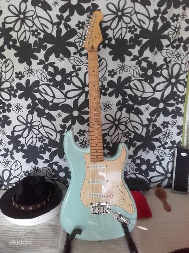 Электрогитара Fender Squier Stratocaster Daphne Blue (фото #1)