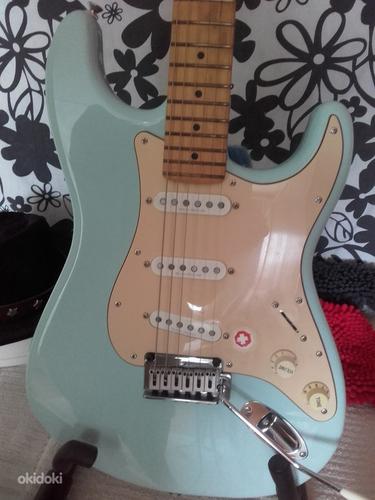 Электрогитара Fender Squier Stratocaster Daphne Blue (фото #3)