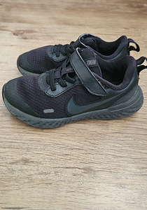 Nike tossud s 28