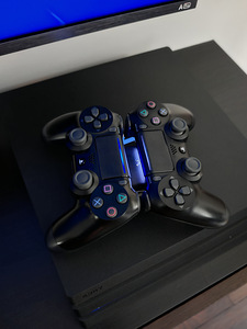 Playstation 4 Pro 1TB + 2 контроллера, зарядное устройство и (2 фото из 3)