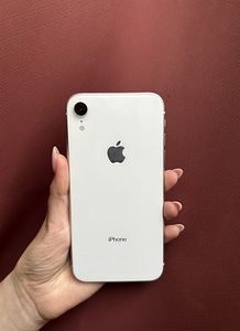 iPhone XR белый 128 Гб (+2 чехла)