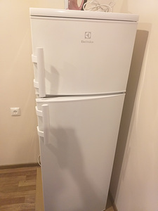 Продам б.у холодильник электролюкс (3 фото из 4)
