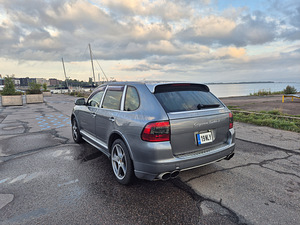 Porsche Cayenne Turbo S (2 foto / 7)