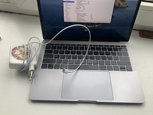 Macbook pro 2017 13 16 GB 256 (5 foto / 5)