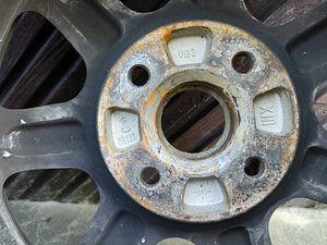 Golf 3 valuveljed naastrehvidega 175/65R14 DOT1617 (4 foto / 10)