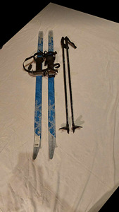 Laste murdmaasuusad (120cm) suusakepid (90cm) (2 foto / 2)