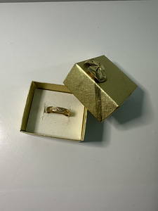 Очень красивое золотое обручальное кольцо
