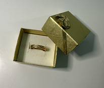 Очень красивое золотое обручальное кольцо