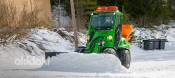 Traktor lumesahk otsib tööd Tallinnas (foto #1)