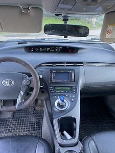 Toyota PRIUS (10 фото из 12)