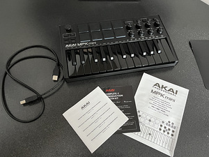 AKAI MPKmini COMPACT KEYBOARD AND PAD CONTROLLER BLACK (2 foto / 4)