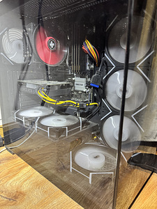 Mänguarvuti + täielik komplekt (RTX 4060 / Ryzen 7 7800X3D) (2 foto / 10)