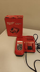 M18 & M12 Multi-Voltage Зарядное устройство Milwaukee (1 фото из 5)