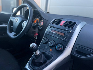 Toyota auris (8 фото из 11)