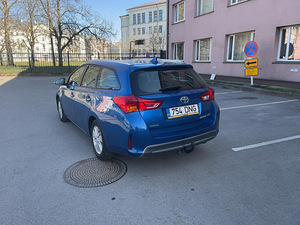 Toyota Auris Бензин/Гибрид (4 фото из 10)