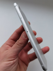 iPhone 7 (32 Гб) (2 фото из 8)
