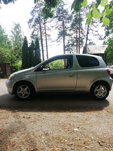 Тойота Ярис 2000, 1.0 50кВт (2 фото из 7)