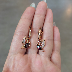 Серьги из нетемнеющего, гипоаллергенного металла (10 фото из 10)