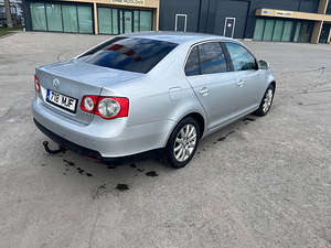Volkswagen Jetta 2.0 (10 foto / 12)