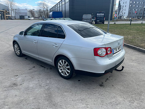 Volkswagen Jetta 2.0 (11 foto / 12)