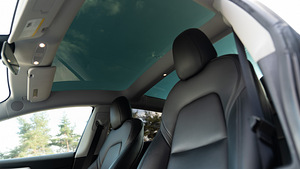 Tesla Model 3 (12 фото из 15)