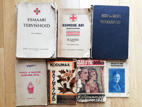 Esmaabi, tervishoiu ja muud käsiraamatud aastatest 1921-1943