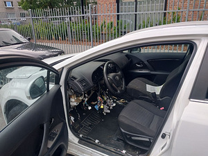Toyota Avensis 2011 (4 foto / 5)