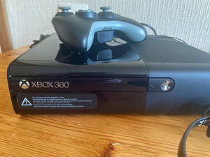 Xbox360 slim (2 foto / 3)