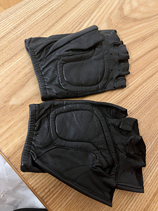 Кожанные перчатки (2 фото из 4)