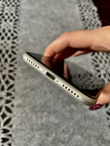iPhone SE 2020, 64 ГБ (3 фото из 6)