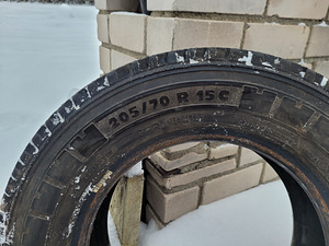 Продам шины 205/70 R15C MICHELIN 2 шт. 6-7 мм. (1 фото из 3)